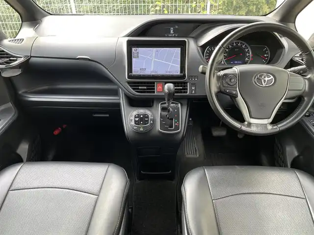 トヨタ ヴォクシー ZS 福島県 2014(平26)年 13.4万km ボルドーマイカメタリック (株)IDOMが運営する【じしゃロン福島店】の自社ローン専用車両になります。こちらは現金またはオートローンご利用時の価格です。自社ローンご希望の方は別途その旨お申付け下さい/純正SDナビ/ETC/片側パワースライドドア/プッシュスタート/アイドリングストップ/ドアバイザー/革巻きステアリング/ステアリングリモコン/ECOモード/フリップダウンモニター/禁煙車