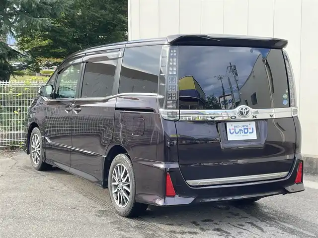 トヨタ ヴォクシー ZS 福島県 2014(平26)年 13.4万km ボルドーマイカメタリック (株)IDOMが運営する【じしゃロン福島店】の自社ローン専用車両になります。こちらは現金またはオートローンご利用時の価格です。自社ローンご希望の方は別途その旨お申付け下さい/純正SDナビ/ETC/片側パワースライドドア/プッシュスタート/アイドリングストップ/ドアバイザー/革巻きステアリング/ステアリングリモコン/ECOモード/フリップダウンモニター/禁煙車