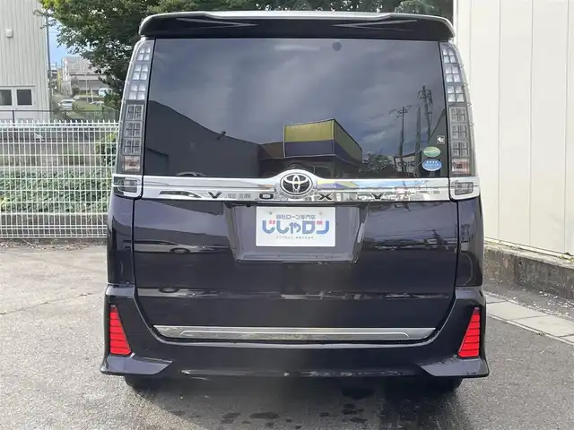 トヨタ ヴォクシー ZS 福島県 2014(平26)年 13.4万km ボルドーマイカメタリック (株)IDOMが運営する【じしゃロン福島店】の自社ローン専用車両になります。こちらは現金またはオートローンご利用時の価格です。自社ローンご希望の方は別途その旨お申付け下さい/純正SDナビ/ETC/片側パワースライドドア/プッシュスタート/アイドリングストップ/ドアバイザー/革巻きステアリング/ステアリングリモコン/ECOモード/フリップダウンモニター/禁煙車