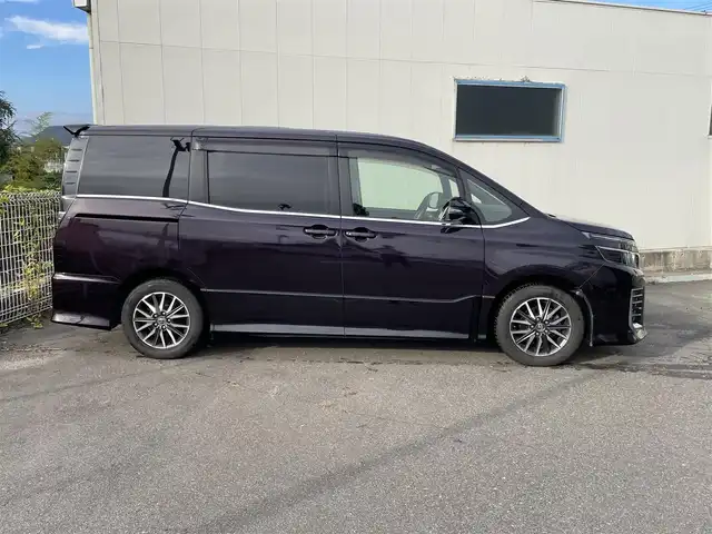 トヨタ ヴォクシー ZS 福島県 2014(平26)年 13.4万km ボルドーマイカメタリック (株)IDOMが運営する【じしゃロン福島店】の自社ローン専用車両になります。こちらは現金またはオートローンご利用時の価格です。自社ローンご希望の方は別途その旨お申付け下さい/純正SDナビ/ETC/片側パワースライドドア/プッシュスタート/アイドリングストップ/ドアバイザー/革巻きステアリング/ステアリングリモコン/ECOモード/フリップダウンモニター/禁煙車