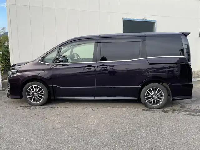 トヨタ ヴォクシー ZS 福島県 2014(平26)年 13.4万km ボルドーマイカメタリック (株)IDOMが運営する【じしゃロン福島店】の自社ローン専用車両になります。こちらは現金またはオートローンご利用時の価格です。自社ローンご希望の方は別途その旨お申付け下さい/純正SDナビ/ETC/片側パワースライドドア/プッシュスタート/アイドリングストップ/ドアバイザー/革巻きステアリング/ステアリングリモコン/ECOモード/フリップダウンモニター/禁煙車