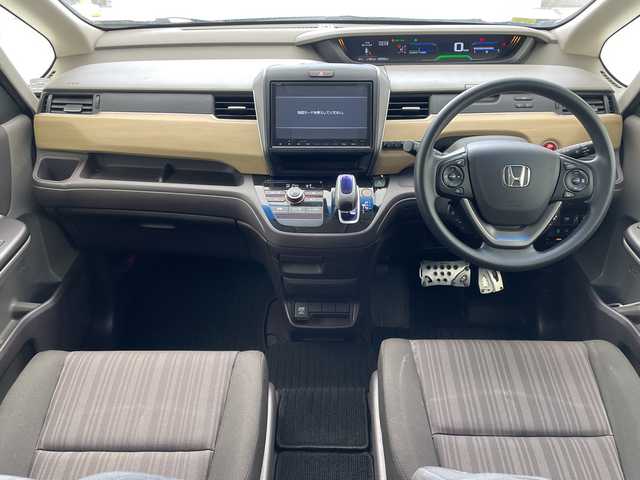 ホンダ フリード ハイブリット G ホンダセンシング 沖縄県 2016(平28)年 8.6万km ルナシルバーM 純正９インチナビ(VXM-175VFNI)　/(フルセグＴＶ　ＣＤ　ＤＶＤ　Bluetooth)　/フリップダウンモニター　/バックカメラ　/ＥＴＣ　/ドライブレコーダー前後　/ホンダセンシング/●衝突軽減ブレーキ〈CMBS〉/●誤発進抑制機能/●ACC〈アダプティブ・クルーズ・コントロール〉/●LKAS〈車線維持支援システム〉/●歩行者事故低減ステアリング/●路外逸脱抑制機能/●先行車発進お知らせ機能/●標識認識機能/両側パワースライドドア　/純正フロアマット　/ＬＥＤヘッドライト/オートヘッドライト/プッシュスタート/スマートキー/純正フロアマット/保証書/取扱説明書