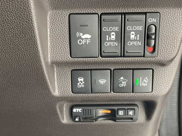 ホンダ フリード ハイブリット G ホンダセンシング 沖縄県 2016(平28)年 8.6万km ルナシルバーM 純正９インチナビ(VXM-175VFNI)　/(フルセグＴＶ　ＣＤ　ＤＶＤ　Bluetooth)　/フリップダウンモニター　/バックカメラ　/ＥＴＣ　/ドライブレコーダー前後　/ホンダセンシング/●衝突軽減ブレーキ〈CMBS〉/●誤発進抑制機能/●ACC〈アダプティブ・クルーズ・コントロール〉/●LKAS〈車線維持支援システム〉/●歩行者事故低減ステアリング/●路外逸脱抑制機能/●先行車発進お知らせ機能/●標識認識機能/両側パワースライドドア　/純正フロアマット　/ＬＥＤヘッドライト/オートヘッドライト/プッシュスタート/スマートキー/純正フロアマット/保証書/取扱説明書