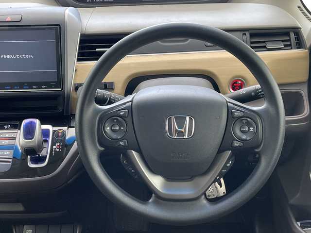 ホンダ フリード ハイブリット G ホンダセンシング 沖縄県 2016(平28)年 8.6万km ルナシルバーM 純正９インチナビ(VXM-175VFNI)　/(フルセグＴＶ　ＣＤ　ＤＶＤ　Bluetooth)　/フリップダウンモニター　/バックカメラ　/ＥＴＣ　/ドライブレコーダー前後　/ホンダセンシング/●衝突軽減ブレーキ〈CMBS〉/●誤発進抑制機能/●ACC〈アダプティブ・クルーズ・コントロール〉/●LKAS〈車線維持支援システム〉/●歩行者事故低減ステアリング/●路外逸脱抑制機能/●先行車発進お知らせ機能/●標識認識機能/両側パワースライドドア　/純正フロアマット　/ＬＥＤヘッドライト/オートヘッドライト/プッシュスタート/スマートキー/純正フロアマット/保証書/取扱説明書