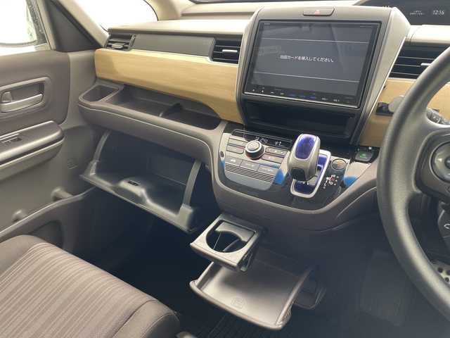 ホンダ フリード ハイブリット G ホンダセンシング 沖縄県 2016(平28)年 8.6万km ルナシルバーM 純正９インチナビ(VXM-175VFNI)　/(フルセグＴＶ　ＣＤ　ＤＶＤ　Bluetooth)　/フリップダウンモニター　/バックカメラ　/ＥＴＣ　/ドライブレコーダー前後　/ホンダセンシング/●衝突軽減ブレーキ〈CMBS〉/●誤発進抑制機能/●ACC〈アダプティブ・クルーズ・コントロール〉/●LKAS〈車線維持支援システム〉/●歩行者事故低減ステアリング/●路外逸脱抑制機能/●先行車発進お知らせ機能/●標識認識機能/両側パワースライドドア　/純正フロアマット　/ＬＥＤヘッドライト/オートヘッドライト/プッシュスタート/スマートキー/純正フロアマット/保証書/取扱説明書