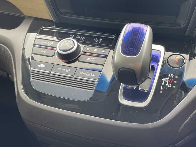 ホンダ フリード ハイブリット G ホンダセンシング 沖縄県 2016(平28)年 8.6万km ルナシルバーM 純正９インチナビ(VXM-175VFNI)　/(フルセグＴＶ　ＣＤ　ＤＶＤ　Bluetooth)　/フリップダウンモニター　/バックカメラ　/ＥＴＣ　/ドライブレコーダー前後　/ホンダセンシング/●衝突軽減ブレーキ〈CMBS〉/●誤発進抑制機能/●ACC〈アダプティブ・クルーズ・コントロール〉/●LKAS〈車線維持支援システム〉/●歩行者事故低減ステアリング/●路外逸脱抑制機能/●先行車発進お知らせ機能/●標識認識機能/両側パワースライドドア　/純正フロアマット　/ＬＥＤヘッドライト/オートヘッドライト/プッシュスタート/スマートキー/純正フロアマット/保証書/取扱説明書