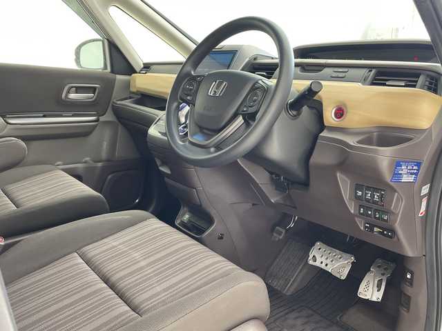 ホンダ フリード ハイブリット G ホンダセンシング 沖縄県 2016(平28)年 8.6万km ルナシルバーM 純正９インチナビ(VXM-175VFNI)　/(フルセグＴＶ　ＣＤ　ＤＶＤ　Bluetooth)　/フリップダウンモニター　/バックカメラ　/ＥＴＣ　/ドライブレコーダー前後　/ホンダセンシング/●衝突軽減ブレーキ〈CMBS〉/●誤発進抑制機能/●ACC〈アダプティブ・クルーズ・コントロール〉/●LKAS〈車線維持支援システム〉/●歩行者事故低減ステアリング/●路外逸脱抑制機能/●先行車発進お知らせ機能/●標識認識機能/両側パワースライドドア　/純正フロアマット　/ＬＥＤヘッドライト/オートヘッドライト/プッシュスタート/スマートキー/純正フロアマット/保証書/取扱説明書