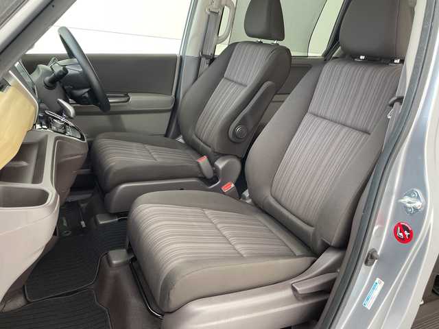 ホンダ フリード ハイブリット G ホンダセンシング 沖縄県 2016(平28)年 8.6万km ルナシルバーM 純正９インチナビ(VXM-175VFNI)　/(フルセグＴＶ　ＣＤ　ＤＶＤ　Bluetooth)　/フリップダウンモニター　/バックカメラ　/ＥＴＣ　/ドライブレコーダー前後　/ホンダセンシング/●衝突軽減ブレーキ〈CMBS〉/●誤発進抑制機能/●ACC〈アダプティブ・クルーズ・コントロール〉/●LKAS〈車線維持支援システム〉/●歩行者事故低減ステアリング/●路外逸脱抑制機能/●先行車発進お知らせ機能/●標識認識機能/両側パワースライドドア　/純正フロアマット　/ＬＥＤヘッドライト/オートヘッドライト/プッシュスタート/スマートキー/純正フロアマット/保証書/取扱説明書