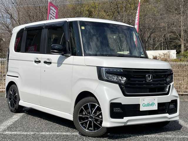 ホンダ Ｎ ＢＯＸ カスタム L ターボ スタイル+ブラック 埼玉県 2023(令5)年 2.4万km プラチナホワイトパール ハーフレザーシート/前席シートヒーター/純正ナビTV/・FM/AM/BT/DVD/CD/ビルトインETC2.0/バックカメラ/クリアランスソナー/オートクルーズコントロール/LEDヘッドライト/オートライト/両側パワースライドドア/パドルシフト/USBジャック/無限サイドミラー/電子制御パーキングブレーキ/ブレーキホールド/プラズマクラスター技術搭載AAC/D/Nシートバックテーブル/プッシュスタート/スマートキー×2/純正15インチAW付タイヤ車載/保証書付整備手帳/取扱説明書