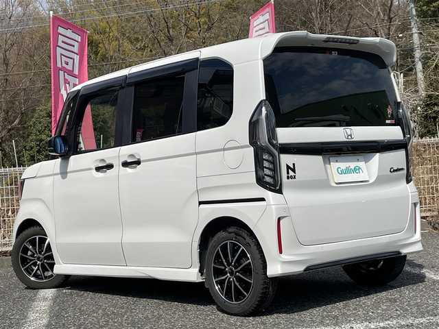 ホンダ Ｎ ＢＯＸ カスタム L ターボ スタイル+ブラック 埼玉県 2023(令5)年 2.4万km プラチナホワイトパール ハーフレザーシート/前席シートヒーター/純正ナビTV/・FM/AM/BT/DVD/CD/ビルトインETC2.0/バックカメラ/クリアランスソナー/オートクルーズコントロール/LEDヘッドライト/オートライト/両側パワースライドドア/パドルシフト/USBジャック/無限サイドミラー/電子制御パーキングブレーキ/ブレーキホールド/プラズマクラスター技術搭載AAC/D/Nシートバックテーブル/プッシュスタート/スマートキー×2/純正15インチAW付タイヤ車載/保証書付整備手帳/取扱説明書