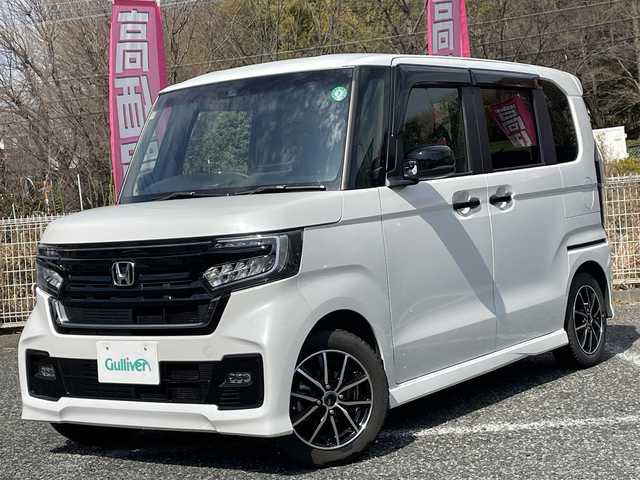 ホンダ Ｎ ＢＯＸ カスタム L ターボ スタイル+ブラック 埼玉県 2023(令5)年 2.4万km プラチナホワイトパール ハーフレザーシート/前席シートヒーター/純正ナビTV/・FM/AM/BT/DVD/CD/ビルトインETC2.0/バックカメラ/クリアランスソナー/オートクルーズコントロール/LEDヘッドライト/オートライト/両側パワースライドドア/パドルシフト/USBジャック/無限サイドミラー/電子制御パーキングブレーキ/ブレーキホールド/プラズマクラスター技術搭載AAC/D/Nシートバックテーブル/プッシュスタート/スマートキー×2/純正15インチAW付タイヤ車載/保証書付整備手帳/取扱説明書