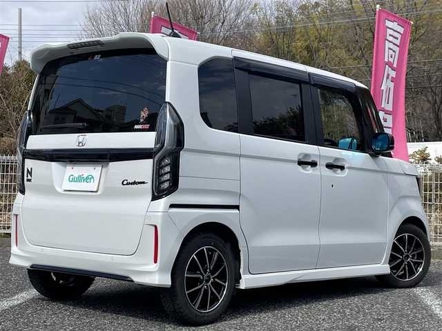 ホンダ Ｎ ＢＯＸ カスタム L ターボ スタイル+ブラック 埼玉県 2023(令5)年 2.4万km プラチナホワイトパール ハーフレザーシート/前席シートヒーター/純正ナビTV/・FM/AM/BT/DVD/CD/ビルトインETC2.0/バックカメラ/クリアランスソナー/オートクルーズコントロール/LEDヘッドライト/オートライト/両側パワースライドドア/パドルシフト/USBジャック/無限サイドミラー/電子制御パーキングブレーキ/ブレーキホールド/プラズマクラスター技術搭載AAC/D/Nシートバックテーブル/プッシュスタート/スマートキー×2/純正15インチAW付タイヤ車載/保証書付整備手帳/取扱説明書