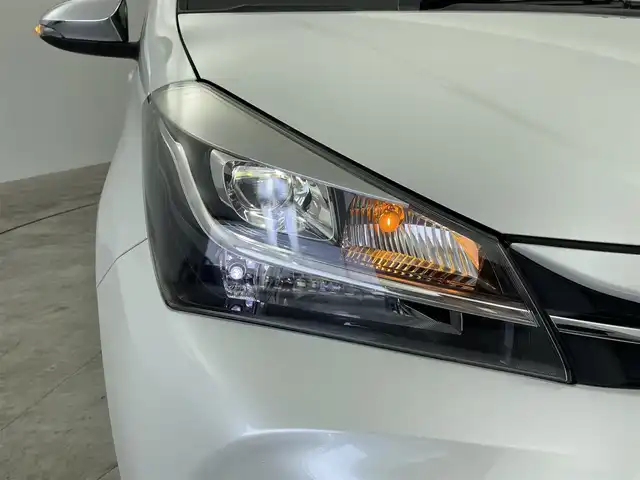 トヨタ ヴィッツ ジュエラ 群馬県 2015(平27)年 8万km ホワイトパールクリスタルシャイン 禁煙車 社外ディスプレイオーディオ Bluetooth ビルトインETC デジタルインナーミラー型ドライブレコーダー　後ろドライブレコーダー スマートキー　プッシュスタート　横滑り防止装置　エアコン