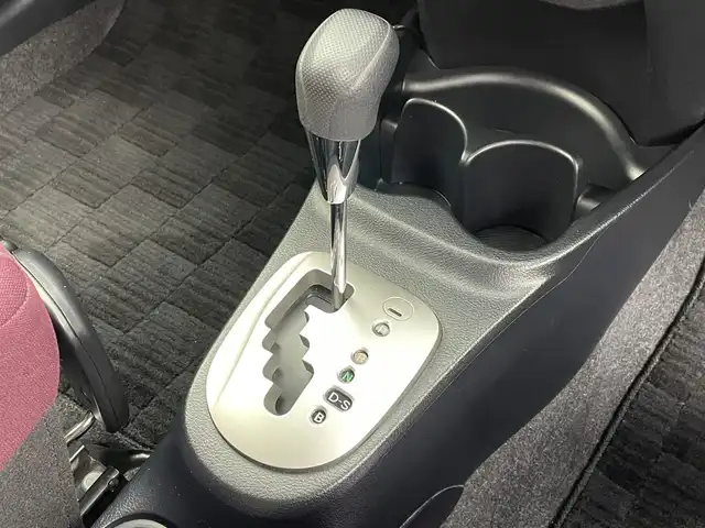 トヨタ ヴィッツ ジュエラ 群馬県 2015(平27)年 8万km ホワイトパールクリスタルシャイン 禁煙車 社外ディスプレイオーディオ Bluetooth ビルトインETC デジタルインナーミラー型ドライブレコーダー　後ろドライブレコーダー スマートキー　プッシュスタート　横滑り防止装置　エアコン