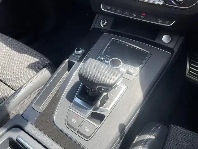 アウディ Ｑ５ 2．0TFSIクワトロ スポーツ 東京都 2018(平30)年 3.8万km デイトナグレーパールエフェクト S-Lineパッケージ/純正HDDナビ/フルセグTV/バックモニター/クルーズコントロール/純正LEDヘッドライト/S-Lineバンパー/S-Lineエクステリアロゴ/ドアシルトリムS-Lineロゴ/ハーフレザーシート/純正20インチアルミホイール/ルーフレール/プッシュスタート/D席/N席パワーシート/D席/N席シートヒーター/パークアシスト/ステアリングスイッチ/ハンズフリーフォン/純正トノカバー/スペアキー/電動リアゲート