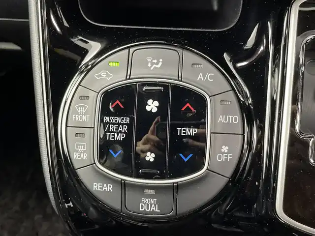 トヨタ ノア Si ダブルバイビーⅢ 群馬県 2020(令2)年 7万km ホワイトパールクリスタルシャイン 純正１０インチナビ　バックカメラ　両側パワースライドドア　クルーズコントロール　ＬＥＤ　ハーフレザーシート　純正１６インチＡＷ　ステアリングリモコン　ドライブレコーダー　ＥＴＣ２．０　禁煙車