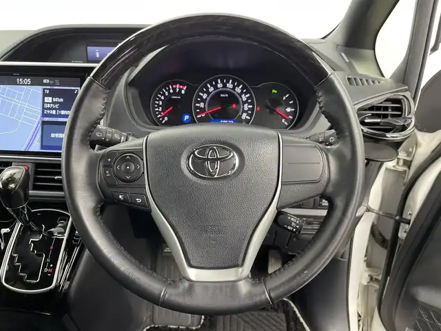 トヨタ ノア Si ダブルバイビーⅢ 群馬県 2020(令2)年 7万km ホワイトパールクリスタルシャイン 純正１０インチナビ　バックカメラ　両側パワースライドドア　クルーズコントロール　ＬＥＤ　ハーフレザーシート　純正１６インチＡＷ　ステアリングリモコン　ドライブレコーダー　ＥＴＣ２．０　禁煙車