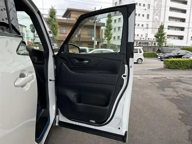 トヨタ ヴェルファイア ハイブリット Z プレミア 群馬県 2025(令7)年 0.8万km プラチナホワイトパールマイカ ワンオーナー/ガラスルーフ/純正メモリナビ/(BT/フルセグTV)/全周囲カメラ/後席フリップダウンモニター/追従機能付きクルーズコントロール/両側パワースライドドア/電動リアゲート/ETC2.0/盗難防止装置/オットマン/シートヒーター(D/Nセカンドシート)/ステアリングヒーター/プッシュスタート/スマートキー×２/保証書