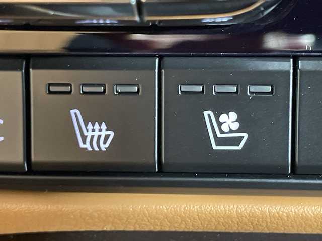 マツダ ＣＸ－６０ XD HV プレミアムスポーツ 神奈川県 2022(令4)年 2.4万km プラチナクォーツメタリック 4WD【ヒルディセントコントロール/リアフォグランプ】/ディーゼルターボ/マツダコネクト12.3型SDナビゲーション/フルセグ　Bluetooth　USB　HDMI/BOSEサウンドシステム/パノラマサンルーフ【ツイン】/パワーバックドア/-ACTIVSENSE/スマートブレーキサポート/誤発進抑制制御/車線逸脱警報システム/降車支援機能付ブラインドスポットモニタリング/レーンキープアシストシステム/緊急時車線維持支援/接近車両検知/レーダークルーズコントロール/クルージングトラフィックサポート/革巻きステアリング/パドルシフト/ステアリングヒーター/電動チルトテレスコピックステアリング/交通標識認識システム/ドライバー異常対応システム/革/レガーヌコンビシート/前席パワーシート/ペンチレーション/前席後席シートヒーター/ドライバーパソナライズ/アドバンストキーレスエントリーシステム/ワイヤレス充電器/AC100Vコンセント/社外前後ドライブレコーダー/純正ETC/アダブティブLEDヘッドランプ/純正20インチアルミホイール/スペアキー