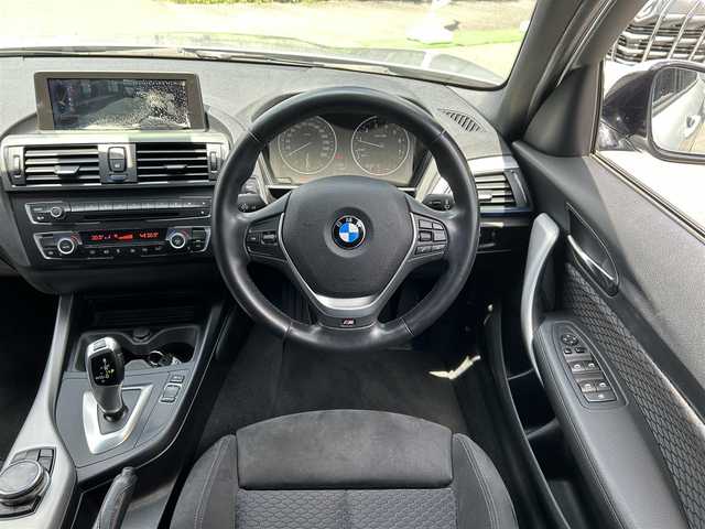ＢＭＷ １１６ｉ Mスポーツ 東京都 2014(平26)年 1.6万km グレイシャーシルバー ○純正ナビ/ (Bluetooth/AUX/USB/CD/DVD)/〇バックカメラ/〇リアコーナーセンサー/〇スマートキー/〇プッシュスタート/〇オートライト/〇HIDヘッドライト/〇純正フォグ/〇純正リアフォグ/〇ステアリングスイッチ/〇革巻きステアリング/〇リア5面フィルム加工/〇電動格納ウインカーミラー/〇ISOFIX/〇トノカバー/〇フロアマット/〇W＋サイドエアバッグ/〇取扱説明書