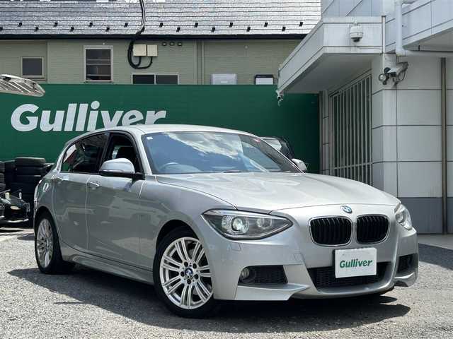 ＢＭＷ １１６ｉ Mスポーツ 東京都 2014(平26)年 1.6万km グレイシャーシルバー ○純正ナビ/ (Bluetooth/AUX/USB/CD/DVD)/〇バックカメラ/〇リアコーナーセンサー/〇スマートキー/〇プッシュスタート/〇オートライト/〇HIDヘッドライト/〇純正フォグ/〇純正リアフォグ/〇ステアリングスイッチ/〇革巻きステアリング/〇リア5面フィルム加工/〇電動格納ウインカーミラー/〇ISOFIX/〇トノカバー/〇フロアマット/〇W＋サイドエアバッグ/〇取扱説明書