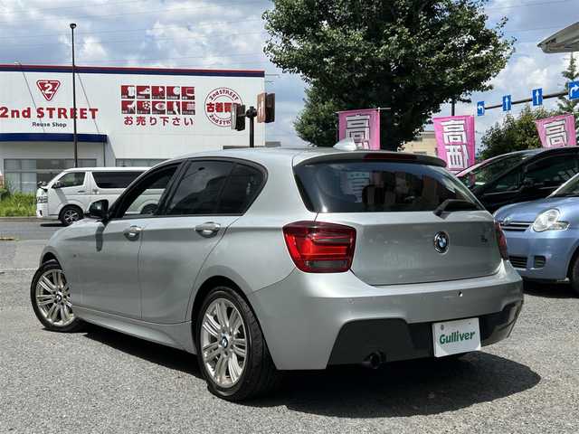 ＢＭＷ １１６ｉ Mスポーツ 東京都 2014(平26)年 1.6万km グレイシャーシルバー ○純正ナビ/ (Bluetooth/AUX/USB/CD/DVD)/〇バックカメラ/〇リアコーナーセンサー/〇スマートキー/〇プッシュスタート/〇オートライト/〇HIDヘッドライト/〇純正フォグ/〇純正リアフォグ/〇ステアリングスイッチ/〇革巻きステアリング/〇リア5面フィルム加工/〇電動格納ウインカーミラー/〇ISOFIX/〇トノカバー/〇フロアマット/〇W＋サイドエアバッグ/〇取扱説明書