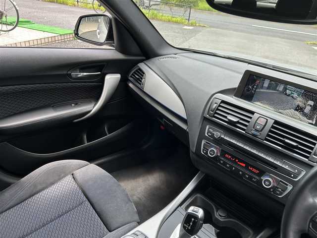 ＢＭＷ １１６ｉ Mスポーツ 東京都 2014(平26)年 1.6万km グレイシャーシルバー ○純正ナビ/ (Bluetooth/AUX/USB/CD/DVD)/〇バックカメラ/〇リアコーナーセンサー/〇スマートキー/〇プッシュスタート/〇オートライト/〇HIDヘッドライト/〇純正フォグ/〇純正リアフォグ/〇ステアリングスイッチ/〇革巻きステアリング/〇リア5面フィルム加工/〇電動格納ウインカーミラー/〇ISOFIX/〇トノカバー/〇フロアマット/〇W＋サイドエアバッグ/〇取扱説明書