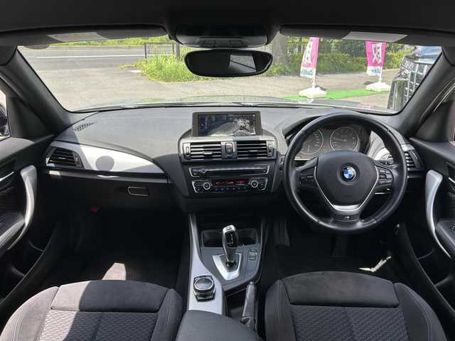 ＢＭＷ １１６ｉ Mスポーツ 東京都 2014(平26)年 1.6万km グレイシャーシルバー ○純正ナビ/ (Bluetooth/AUX/USB/CD/DVD)/〇バックカメラ/〇リアコーナーセンサー/〇スマートキー/〇プッシュスタート/〇オートライト/〇HIDヘッドライト/〇純正フォグ/〇純正リアフォグ/〇ステアリングスイッチ/〇革巻きステアリング/〇リア5面フィルム加工/〇電動格納ウインカーミラー/〇ISOFIX/〇トノカバー/〇フロアマット/〇W＋サイドエアバッグ/〇取扱説明書