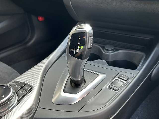 ＢＭＷ １１６ｉ Mスポーツ 東京都 2014(平26)年 1.6万km グレイシャーシルバー ○純正ナビ/ (Bluetooth/AUX/USB/CD/DVD)/〇バックカメラ/〇リアコーナーセンサー/〇スマートキー/〇プッシュスタート/〇オートライト/〇HIDヘッドライト/〇純正フォグ/〇純正リアフォグ/〇ステアリングスイッチ/〇革巻きステアリング/〇リア5面フィルム加工/〇電動格納ウインカーミラー/〇ISOFIX/〇トノカバー/〇フロアマット/〇W＋サイドエアバッグ/〇取扱説明書