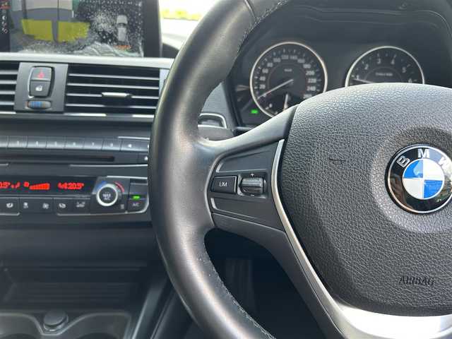 ＢＭＷ １１６ｉ Mスポーツ 東京都 2014(平26)年 1.6万km グレイシャーシルバー ○純正ナビ/ (Bluetooth/AUX/USB/CD/DVD)/〇バックカメラ/〇リアコーナーセンサー/〇スマートキー/〇プッシュスタート/〇オートライト/〇HIDヘッドライト/〇純正フォグ/〇純正リアフォグ/〇ステアリングスイッチ/〇革巻きステアリング/〇リア5面フィルム加工/〇電動格納ウインカーミラー/〇ISOFIX/〇トノカバー/〇フロアマット/〇W＋サイドエアバッグ/〇取扱説明書