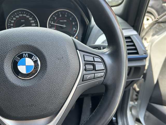 ＢＭＷ １１６ｉ Mスポーツ 東京都 2014(平26)年 1.6万km グレイシャーシルバー ○純正ナビ/ (Bluetooth/AUX/USB/CD/DVD)/〇バックカメラ/〇リアコーナーセンサー/〇スマートキー/〇プッシュスタート/〇オートライト/〇HIDヘッドライト/〇純正フォグ/〇純正リアフォグ/〇ステアリングスイッチ/〇革巻きステアリング/〇リア5面フィルム加工/〇電動格納ウインカーミラー/〇ISOFIX/〇トノカバー/〇フロアマット/〇W＋サイドエアバッグ/〇取扱説明書