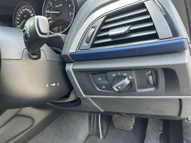 ＢＭＷ １１６ｉ Mスポーツ 東京都 2014(平26)年 1.6万km グレイシャーシルバー ○純正ナビ/ (Bluetooth/AUX/USB/CD/DVD)/〇バックカメラ/〇リアコーナーセンサー/〇スマートキー/〇プッシュスタート/〇オートライト/〇HIDヘッドライト/〇純正フォグ/〇純正リアフォグ/〇ステアリングスイッチ/〇革巻きステアリング/〇リア5面フィルム加工/〇電動格納ウインカーミラー/〇ISOFIX/〇トノカバー/〇フロアマット/〇W＋サイドエアバッグ/〇取扱説明書