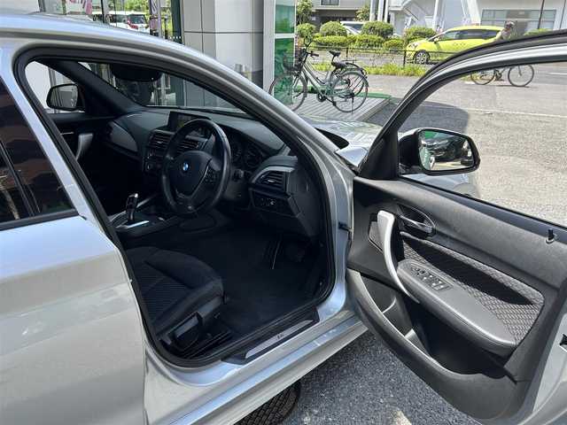 ＢＭＷ １１６ｉ Mスポーツ 東京都 2014(平26)年 1.6万km グレイシャーシルバー ○純正ナビ/ (Bluetooth/AUX/USB/CD/DVD)/〇バックカメラ/〇リアコーナーセンサー/〇スマートキー/〇プッシュスタート/〇オートライト/〇HIDヘッドライト/〇純正フォグ/〇純正リアフォグ/〇ステアリングスイッチ/〇革巻きステアリング/〇リア5面フィルム加工/〇電動格納ウインカーミラー/〇ISOFIX/〇トノカバー/〇フロアマット/〇W＋サイドエアバッグ/〇取扱説明書