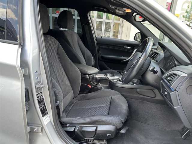 ＢＭＷ １１６ｉ Mスポーツ 東京都 2014(平26)年 1.6万km グレイシャーシルバー ○純正ナビ/ (Bluetooth/AUX/USB/CD/DVD)/〇バックカメラ/〇リアコーナーセンサー/〇スマートキー/〇プッシュスタート/〇オートライト/〇HIDヘッドライト/〇純正フォグ/〇純正リアフォグ/〇ステアリングスイッチ/〇革巻きステアリング/〇リア5面フィルム加工/〇電動格納ウインカーミラー/〇ISOFIX/〇トノカバー/〇フロアマット/〇W＋サイドエアバッグ/〇取扱説明書