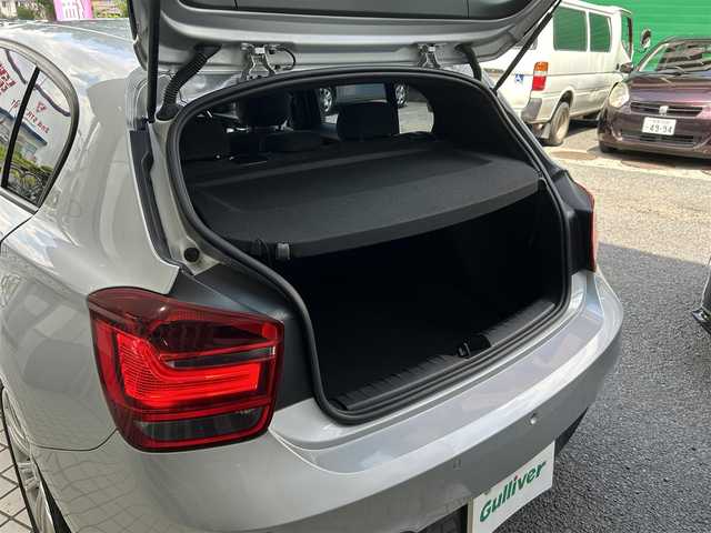 ＢＭＷ １１６ｉ Mスポーツ 東京都 2014(平26)年 1.6万km グレイシャーシルバー ○純正ナビ/ (Bluetooth/AUX/USB/CD/DVD)/〇バックカメラ/〇リアコーナーセンサー/〇スマートキー/〇プッシュスタート/〇オートライト/〇HIDヘッドライト/〇純正フォグ/〇純正リアフォグ/〇ステアリングスイッチ/〇革巻きステアリング/〇リア5面フィルム加工/〇電動格納ウインカーミラー/〇ISOFIX/〇トノカバー/〇フロアマット/〇W＋サイドエアバッグ/〇取扱説明書
