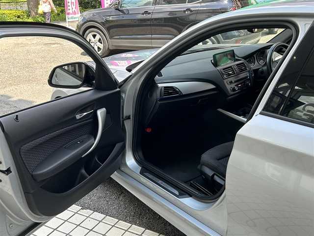ＢＭＷ １１６ｉ Mスポーツ 東京都 2014(平26)年 1.6万km グレイシャーシルバー ○純正ナビ/ (Bluetooth/AUX/USB/CD/DVD)/〇バックカメラ/〇リアコーナーセンサー/〇スマートキー/〇プッシュスタート/〇オートライト/〇HIDヘッドライト/〇純正フォグ/〇純正リアフォグ/〇ステアリングスイッチ/〇革巻きステアリング/〇リア5面フィルム加工/〇電動格納ウインカーミラー/〇ISOFIX/〇トノカバー/〇フロアマット/〇W＋サイドエアバッグ/〇取扱説明書