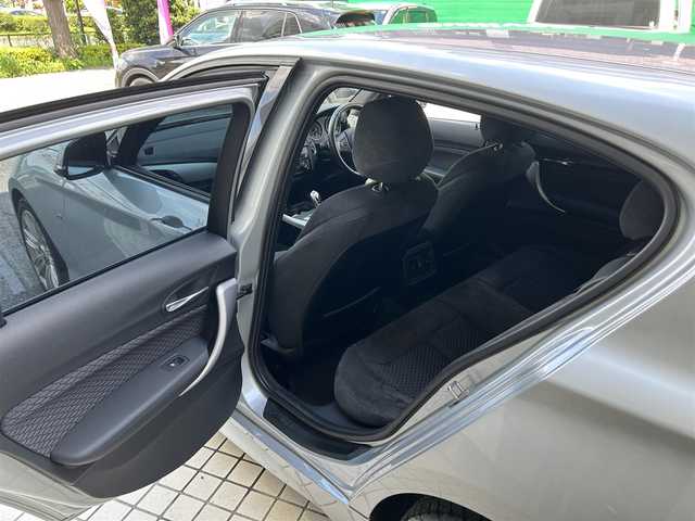 ＢＭＷ １１６ｉ Mスポーツ 東京都 2014(平26)年 1.6万km グレイシャーシルバー ○純正ナビ/ (Bluetooth/AUX/USB/CD/DVD)/〇バックカメラ/〇リアコーナーセンサー/〇スマートキー/〇プッシュスタート/〇オートライト/〇HIDヘッドライト/〇純正フォグ/〇純正リアフォグ/〇ステアリングスイッチ/〇革巻きステアリング/〇リア5面フィルム加工/〇電動格納ウインカーミラー/〇ISOFIX/〇トノカバー/〇フロアマット/〇W＋サイドエアバッグ/〇取扱説明書