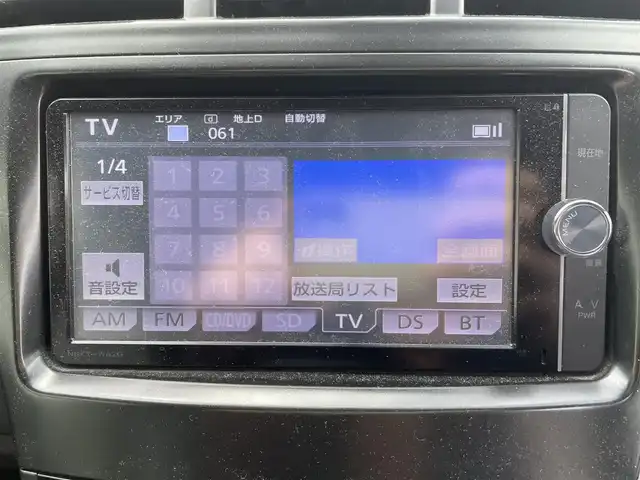 トヨタ プリウス α S 神奈川県 2012(平24)年 8.1万km ホワイトパールクリスタルシャイン (株)IDOMが運営する【じしゃロンOO店】の自社ローン専用車両になりますこちらは現金またはオートローンご利用時の価格です。自社ローンご希望の方は別途その旨お申付け下さい/純正メモリナビ/ＣＤ/ＤＶＤ/ＢＴ/フルセグ/スマートキー/ＥＴＣ/ステアリングリモコン/バックカメラ/純正アルミ