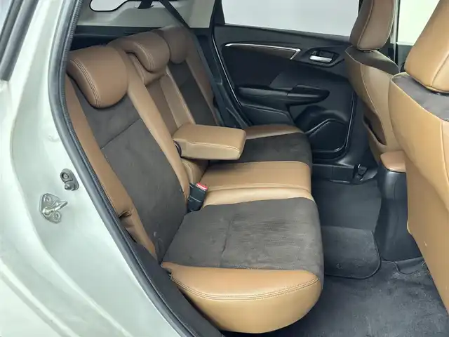 ホンダ シャトル ハイブリッド Z 福岡県 2015(平27)年 10.6万km ホワイトオーキッドパール 純正ナビ／フルセグＴＶ　/バックカメラ　/ビルトインＥＴＣ　/前後ドラレコ　/クルーズコントロール　/シティブレーキアクティブシステム　/パドルシフト　/フロントガラス熱線スイッチ　/ECON　/ハーフレザー　/シートヒーター　/ステアリングスイッチ　/純正１６インチアルミホイール　/LEDヘッドライト