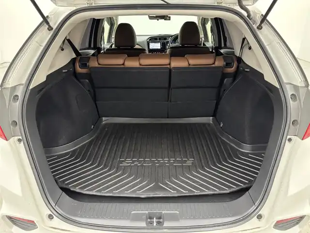 ホンダ シャトル ハイブリッド Z 福岡県 2015(平27)年 10.6万km ホワイトオーキッドパール 純正ナビ／フルセグＴＶ　/バックカメラ　/ビルトインＥＴＣ　/前後ドラレコ　/クルーズコントロール　/シティブレーキアクティブシステム　/パドルシフト　/フロントガラス熱線スイッチ　/ECON　/ハーフレザー　/シートヒーター　/ステアリングスイッチ　/純正１６インチアルミホイール　/LEDヘッドライト