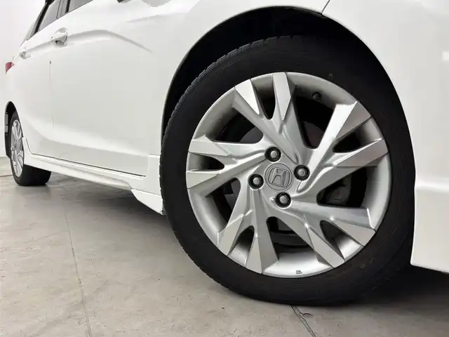 ホンダ シャトル ハイブリッド Z 福岡県 2015(平27)年 10.6万km ホワイトオーキッドパール 純正ナビ／フルセグＴＶ　/バックカメラ　/ビルトインＥＴＣ　/前後ドラレコ　/クルーズコントロール　/シティブレーキアクティブシステム　/パドルシフト　/フロントガラス熱線スイッチ　/ECON　/ハーフレザー　/シートヒーター　/ステアリングスイッチ　/純正１６インチアルミホイール　/LEDヘッドライト