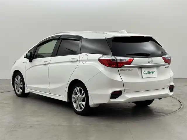 ホンダ シャトル ハイブリッド Z 福岡県 2015(平27)年 10.6万km ホワイトオーキッドパール 純正ナビ／フルセグＴＶ　/バックカメラ　/ビルトインＥＴＣ　/前後ドラレコ　/クルーズコントロール　/シティブレーキアクティブシステム　/パドルシフト　/フロントガラス熱線スイッチ　/ECON　/ハーフレザー　/シートヒーター　/ステアリングスイッチ　/純正１６インチアルミホイール　/LEDヘッドライト
