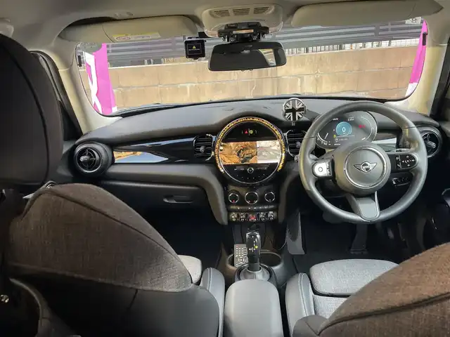 ＭＩＮＩ ＢＭＷ ミニ クーパー S クラシックトリム 東京都 2021(令3)年 0.9万km グレーⅡ 登録時走行8224km/ワンオーナー/クラシックトリム/・ブラックルーフ/ブラックドアミラー/・17インチブラック塗装AW/・アンビエントライト/・ハーフレザーシート（合皮）/ボンネットストライプ/インテリジェントセーフティ/アクティブクルーズコントロール/純正HDDナビ/社外地デジチューナー/バックカメラ/ルームミラー内蔵ETC/360度ドライブレコーダー/LEDライト/スマートキー/パーキングアシスト/R4.5.6年記録簿/保証書・取説/スペアキー