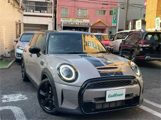 ＭＩＮＩ ＢＭＷ ミニ クーパー S クラシックトリム 東京都 2021(令3)年 0.9万km グレーⅡ 登録時走行8224km/ワンオーナー/クラシックトリム/・ブラックルーフ/ブラックドアミラー/・17インチブラック塗装AW/・アンビエントライト/・ハーフレザーシート（合皮）/ボンネットストライプ/インテリジェントセーフティ/アクティブクルーズコントロール/純正HDDナビ/社外地デジチューナー/バックカメラ/ルームミラー内蔵ETC/360度ドライブレコーダー/LEDライト/スマートキー/パーキングアシスト/R4.5.6年記録簿/保証書・取説/スペアキー
