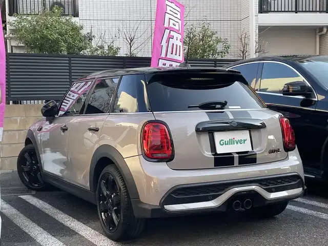 ＭＩＮＩ ＢＭＷ ミニ クーパー S クラシックトリム 東京都 2021(令3)年 0.9万km グレーⅡ 登録時走行8224km/ワンオーナー/クラシックトリム/・ブラックルーフ/ブラックドアミラー/・17インチブラック塗装AW/・アンビエントライト/・ハーフレザーシート（合皮）/ボンネットストライプ/インテリジェントセーフティ/アクティブクルーズコントロール/純正HDDナビ/社外地デジチューナー/バックカメラ/ルームミラー内蔵ETC/360度ドライブレコーダー/LEDライト/スマートキー/パーキングアシスト/R4.5.6年記録簿/保証書・取説/スペアキー