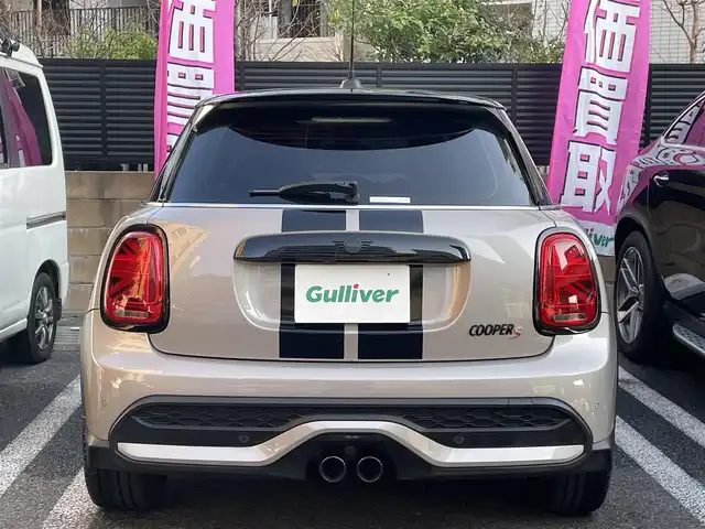 ＭＩＮＩ ＢＭＷ ミニ クーパー S クラシックトリム 東京都 2021(令3)年 0.9万km グレーⅡ 登録時走行8224km/ワンオーナー/クラシックトリム/・ブラックルーフ/ブラックドアミラー/・17インチブラック塗装AW/・アンビエントライト/・ハーフレザーシート（合皮）/ボンネットストライプ/インテリジェントセーフティ/アクティブクルーズコントロール/純正HDDナビ/社外地デジチューナー/バックカメラ/ルームミラー内蔵ETC/360度ドライブレコーダー/LEDライト/スマートキー/パーキングアシスト/R4.5.6年記録簿/保証書・取説/スペアキー