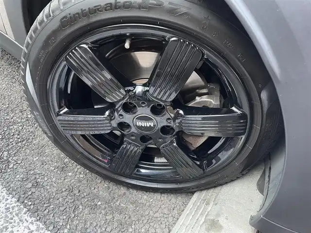 ＭＩＮＩ ＢＭＷ ミニ クーパー S クラシックトリム 東京都 2021(令3)年 0.9万km グレーⅡ 登録時走行8224km/ワンオーナー/クラシックトリム/・ブラックルーフ/ブラックドアミラー/・17インチブラック塗装AW/・アンビエントライト/・ハーフレザーシート（合皮）/ボンネットストライプ/インテリジェントセーフティ/アクティブクルーズコントロール/純正HDDナビ/社外地デジチューナー/バックカメラ/ルームミラー内蔵ETC/360度ドライブレコーダー/LEDライト/スマートキー/パーキングアシスト/R4.5.6年記録簿/保証書・取説/スペアキー