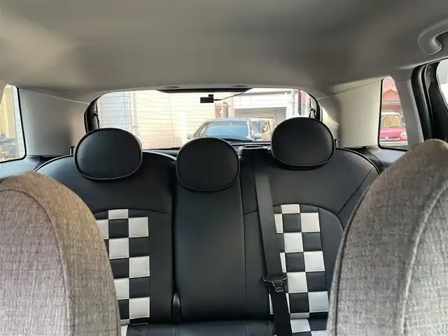 ＭＩＮＩ ＢＭＷ ミニ クーパー S クラシックトリム 東京都 2021(令3)年 0.9万km グレーⅡ 登録時走行8224km/ワンオーナー/クラシックトリム/・ブラックルーフ/ブラックドアミラー/・17インチブラック塗装AW/・アンビエントライト/・ハーフレザーシート（合皮）/ボンネットストライプ/インテリジェントセーフティ/アクティブクルーズコントロール/純正HDDナビ/社外地デジチューナー/バックカメラ/ルームミラー内蔵ETC/360度ドライブレコーダー/LEDライト/スマートキー/パーキングアシスト/R4.5.6年記録簿/保証書・取説/スペアキー