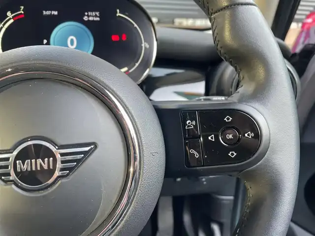ＭＩＮＩ ＢＭＷ ミニ クーパー S クラシックトリム 東京都 2021(令3)年 0.9万km グレーⅡ 登録時走行8224km/ワンオーナー/クラシックトリム/・ブラックルーフ/ブラックドアミラー/・17インチブラック塗装AW/・アンビエントライト/・ハーフレザーシート（合皮）/ボンネットストライプ/インテリジェントセーフティ/アクティブクルーズコントロール/純正HDDナビ/社外地デジチューナー/バックカメラ/ルームミラー内蔵ETC/360度ドライブレコーダー/LEDライト/スマートキー/パーキングアシスト/R4.5.6年記録簿/保証書・取説/スペアキー