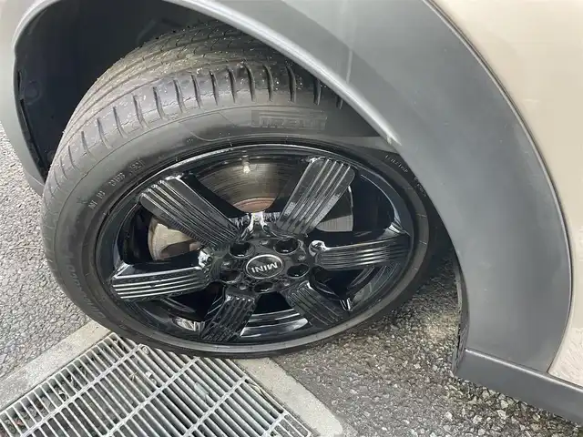 ＭＩＮＩ ＢＭＷ ミニ クーパー S クラシックトリム 東京都 2021(令3)年 0.9万km グレーⅡ 登録時走行8224km/ワンオーナー/クラシックトリム/・ブラックルーフ/ブラックドアミラー/・17インチブラック塗装AW/・アンビエントライト/・ハーフレザーシート（合皮）/ボンネットストライプ/インテリジェントセーフティ/アクティブクルーズコントロール/純正HDDナビ/社外地デジチューナー/バックカメラ/ルームミラー内蔵ETC/360度ドライブレコーダー/LEDライト/スマートキー/パーキングアシスト/R4.5.6年記録簿/保証書・取説/スペアキー